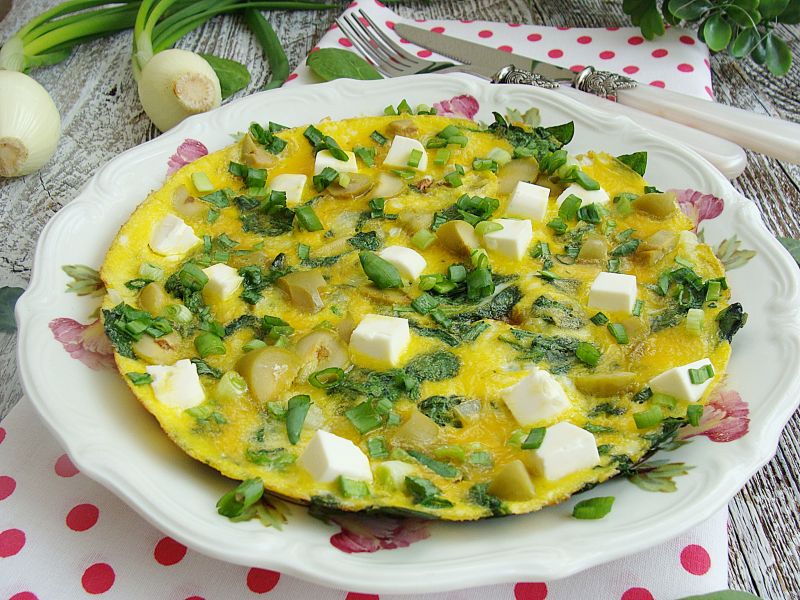 Wiosenny omlet z fetą i szpinakiem
