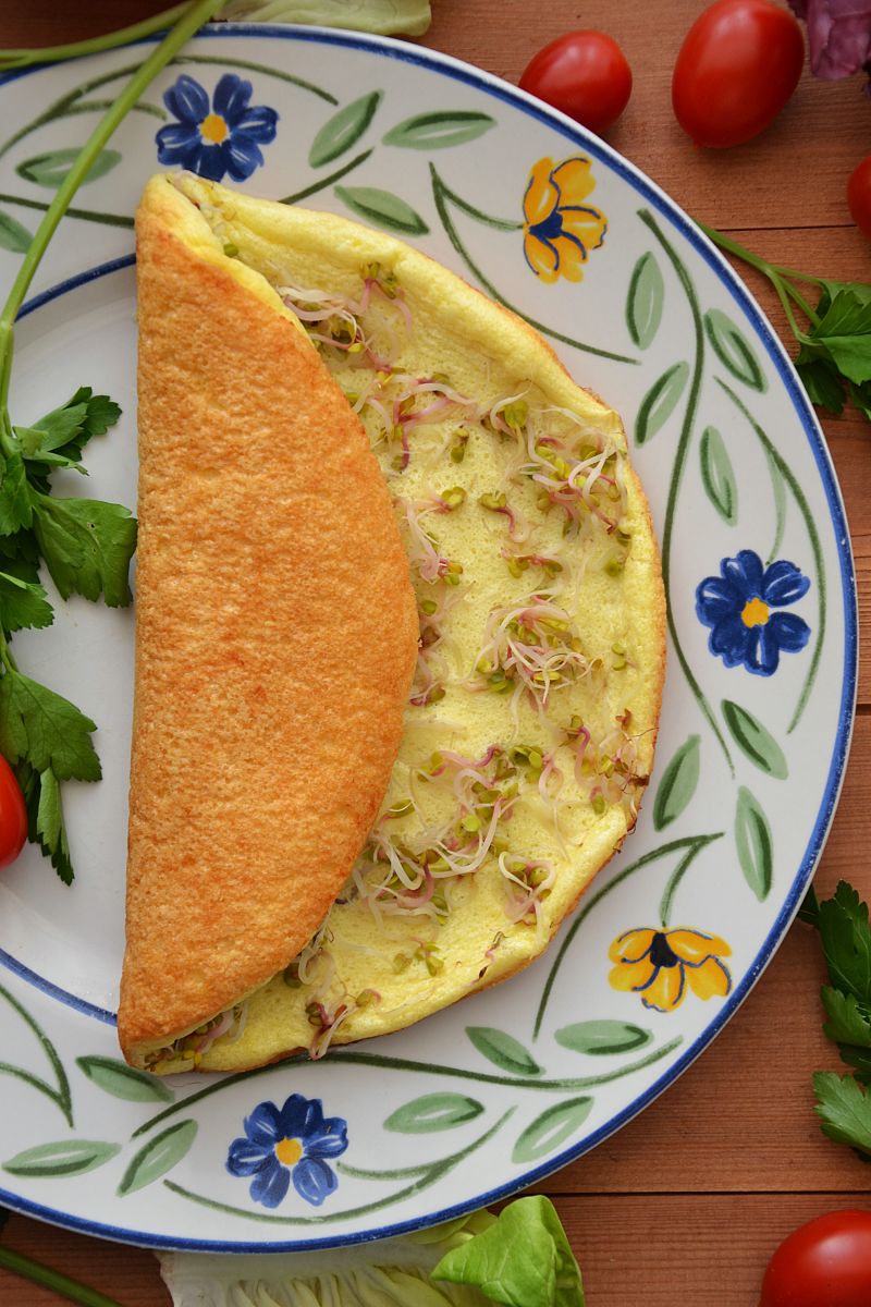 Wiosenny omlet z kiełkami Wiosenny omlet z kiełkami
