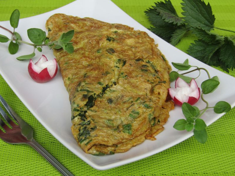 Wiosenny omlet z pokrzywami i szczypiorkiem Wiosenny omlet z pokrzywami i szczypiorkiem