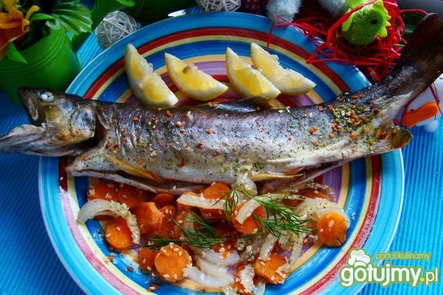 Wiosenny pstrąg z warzywami 