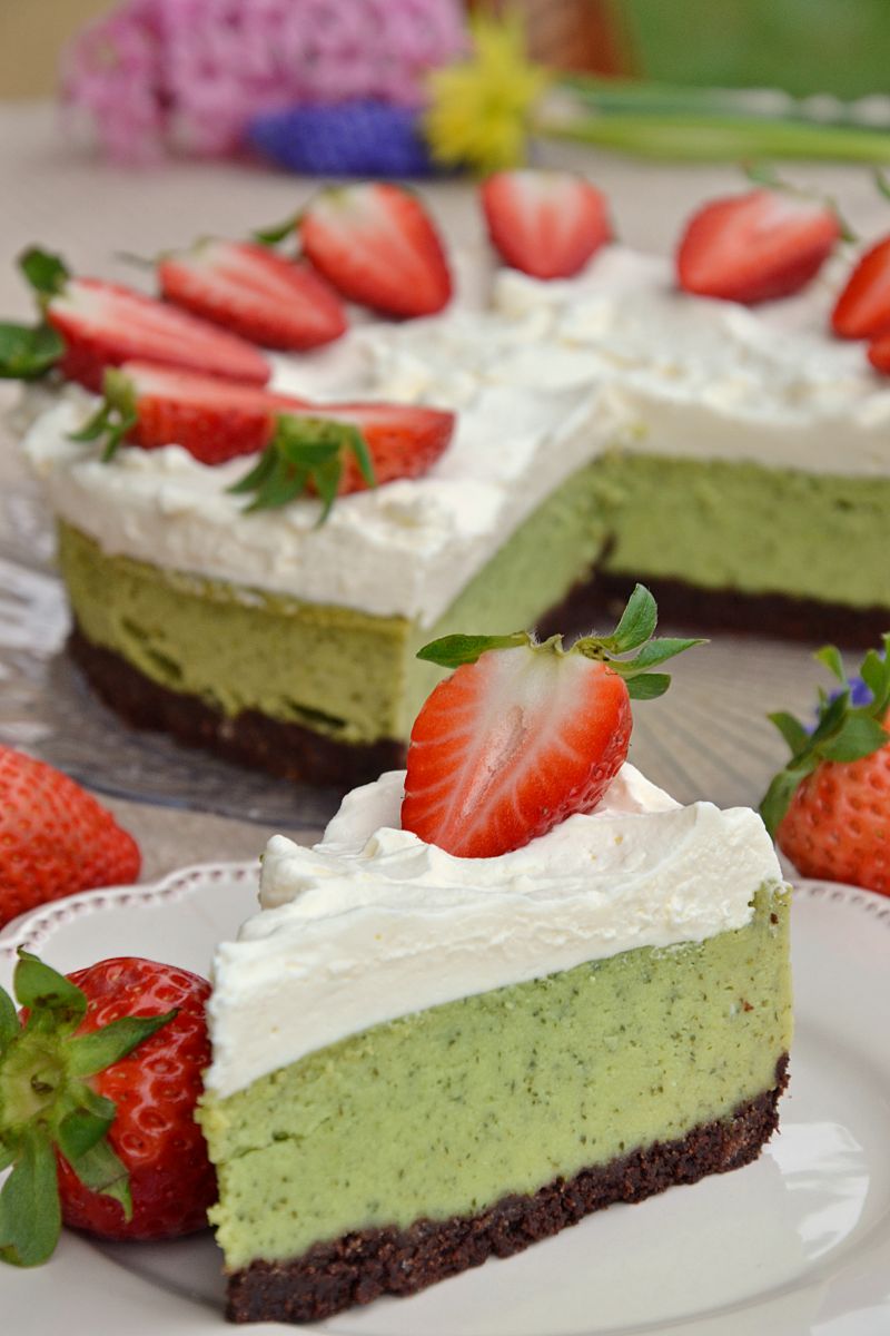 Wiosenny sernik ze szpinakiem i truskawkami 