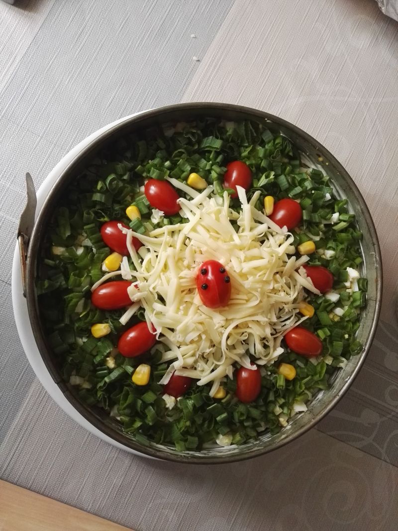 Wiosenny tort sałatkowy