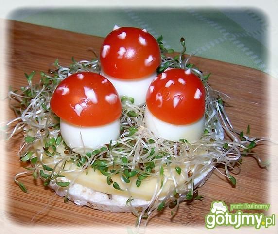 Wiosenny wysyp muchomorków na waflach 