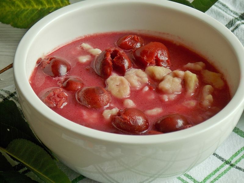 Wiśnianka z lanymi kluseczkami