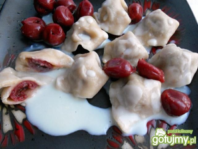 Wiśniowe uszka z budyniowym sosem Wiśniowe uszka z budyniowym sosem