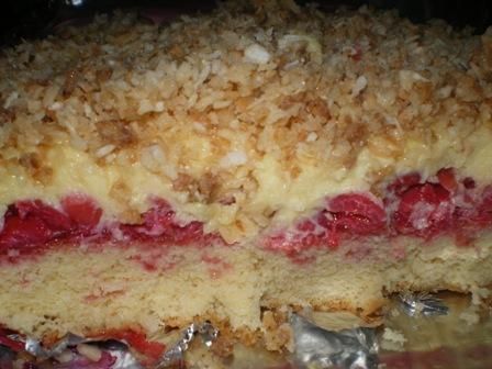 Wiśniowiec z krokantem i budyniem