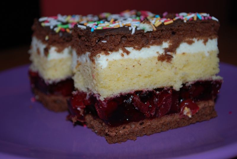 Wiśniowiec z masą cytrynową