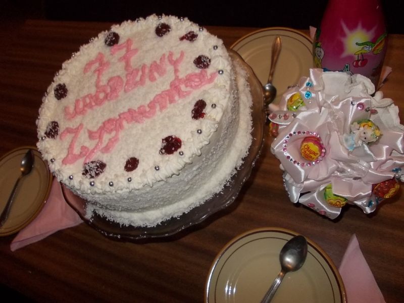 Wiśniowy tort urodzinowy