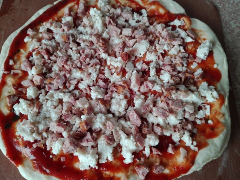 Włoska pizza z szynką i mozzarellą