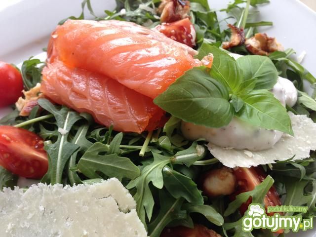 Włoska sałatka z łososiem i parmezanem.