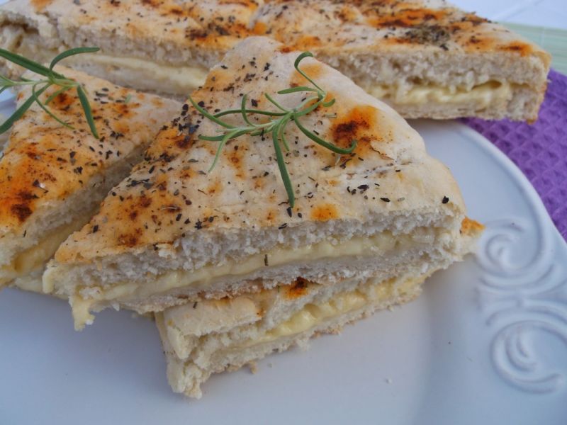 Włoski chlebek z ziołami i serem żółtym