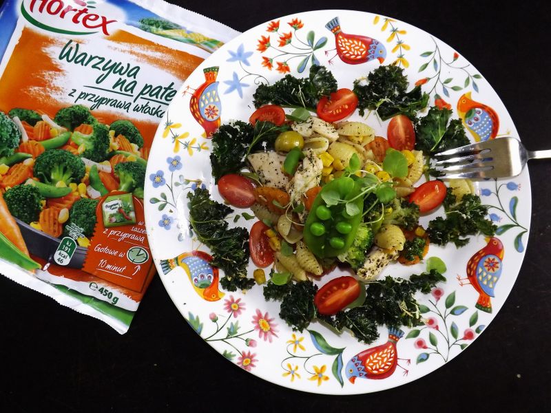 Włoski smak warzyw z kurczakiem, makaronem i chips Włoski smak warzyw z kurczakiem, makaronem i chips