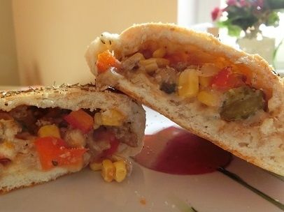 Włoskie calzone z mięsem mielonym