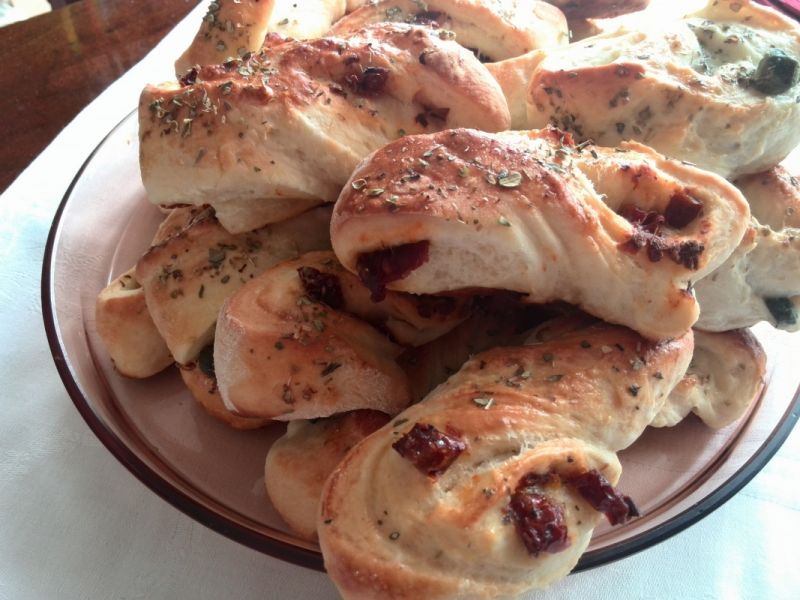 Włoskie drożdżówki z suszonymi pomidorami.