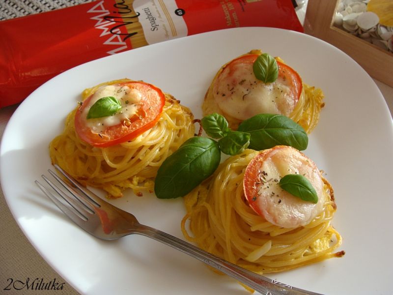 Włoskie gniazda z mozarellą i pomidorem