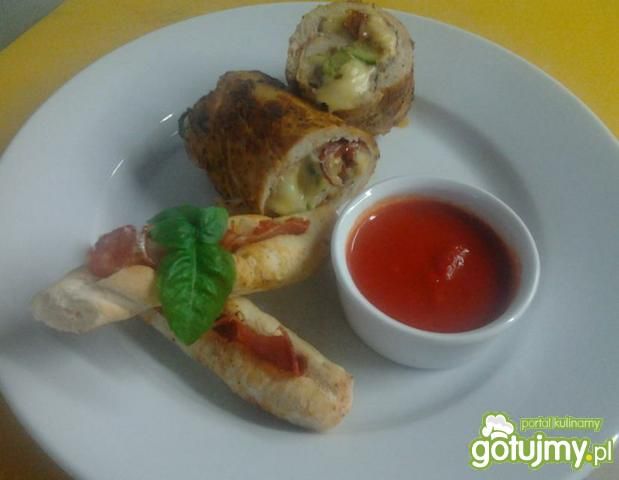 Włoskie roladki z paprykowym sosem