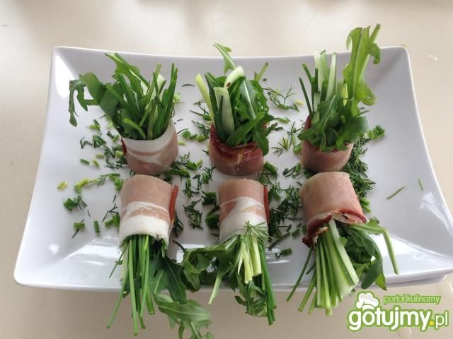 Włoskie rolki z szynki i zieleniny.
