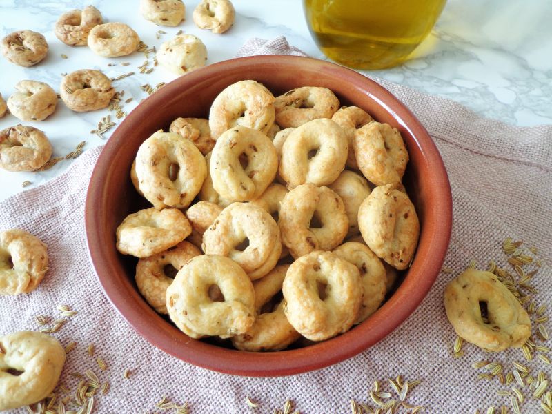 Włoskie taralli z nasionami kopru włoskiego