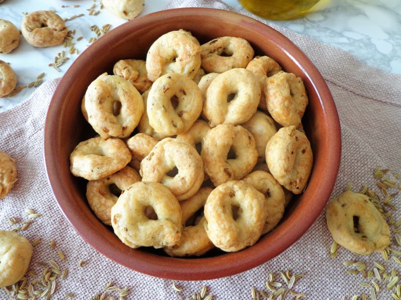 Włoskie taralli z nasionami kopru włoskiego