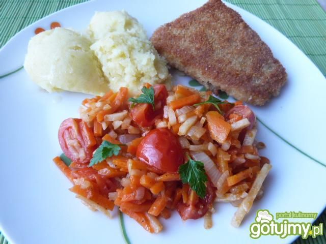 Włoszczyzna duszona z pomidorkami 