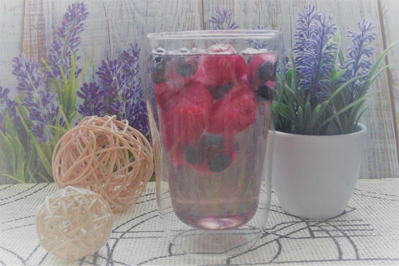 Woda z owocowymi kostkami lodu