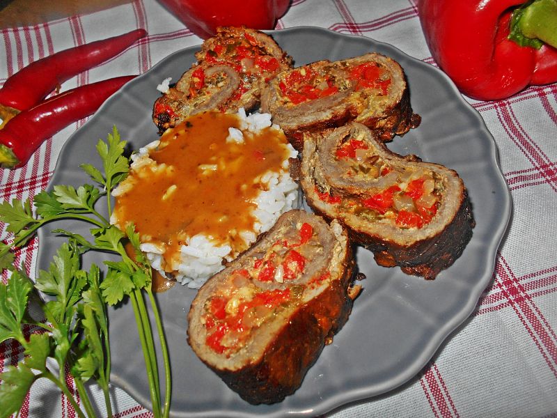 Wołowa rolada z mozzarellą i pieczoną papryką