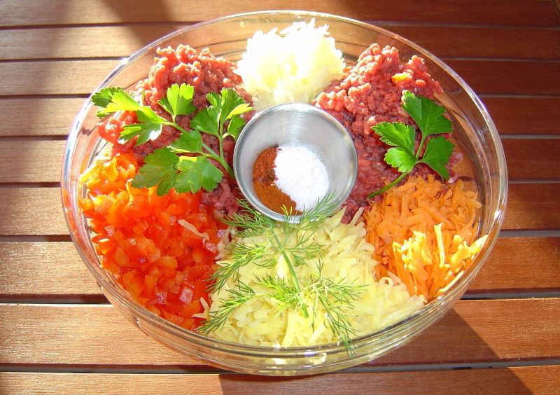 Wołowe kotlety mielone z ziemniakiem i marchewką