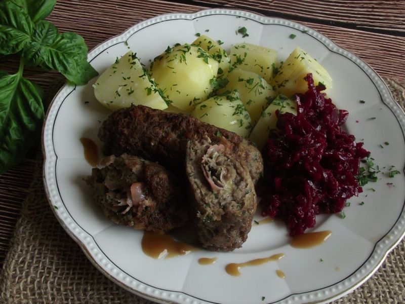 Wołowe zraziki z szynką szwarcwaldzką