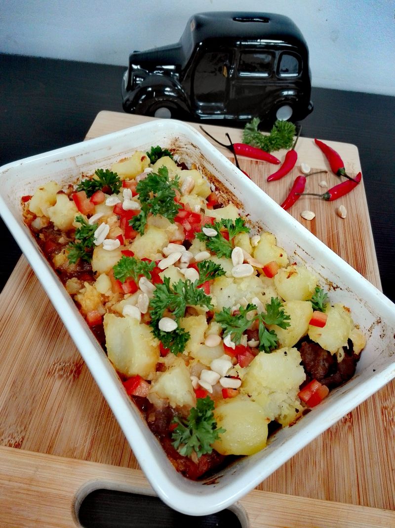 Wołowina curry massaman zapiekana pod ziemniakami Wołowina curry massaman zapiekana pod ziemniakami