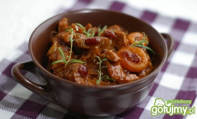 Wołowina duszona z morelami i żurawiną