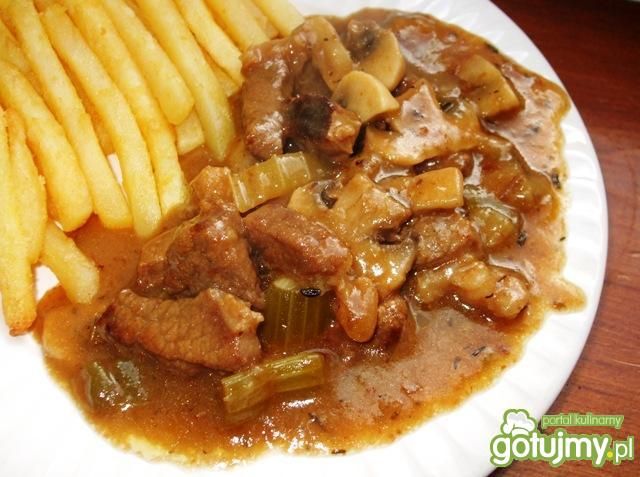 Wołowina duszona z winem i pieczarkami