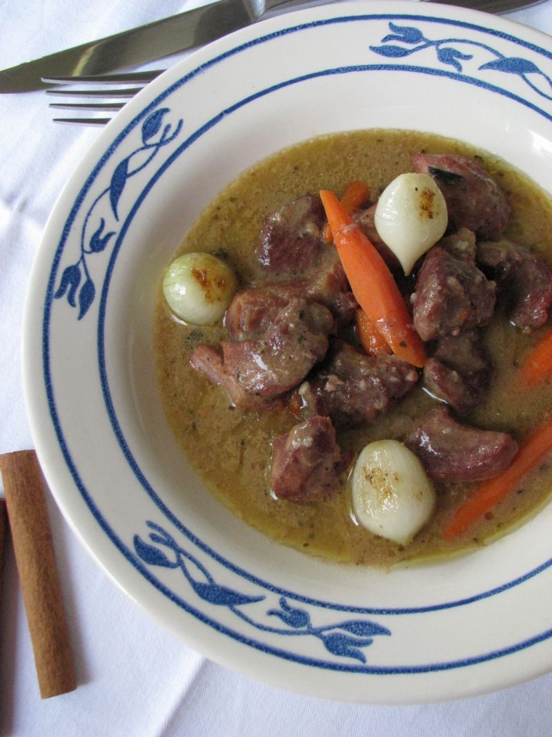 Wołowina korzenna i maślane cebulki