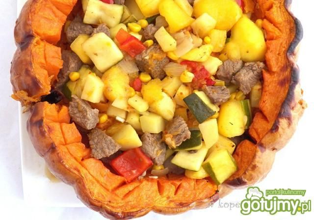 Wołowina pieczona w dyni z brzoskwiniami