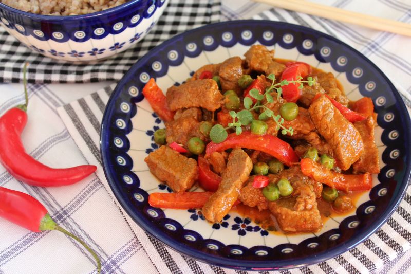 Wołowina po tajsku z papryką i groszkiem