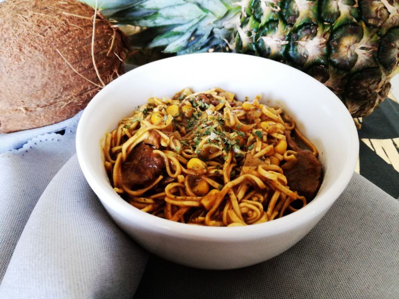 Wołowina w curry z makaronem Chow Mein Wołowina w curry z makaronem Chow Mein