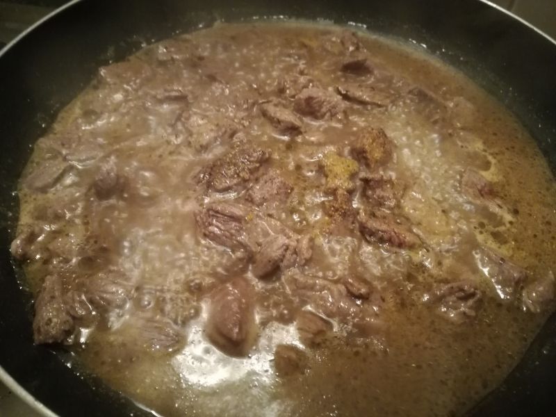 Wołowina w curry z makaronem Chow Mein