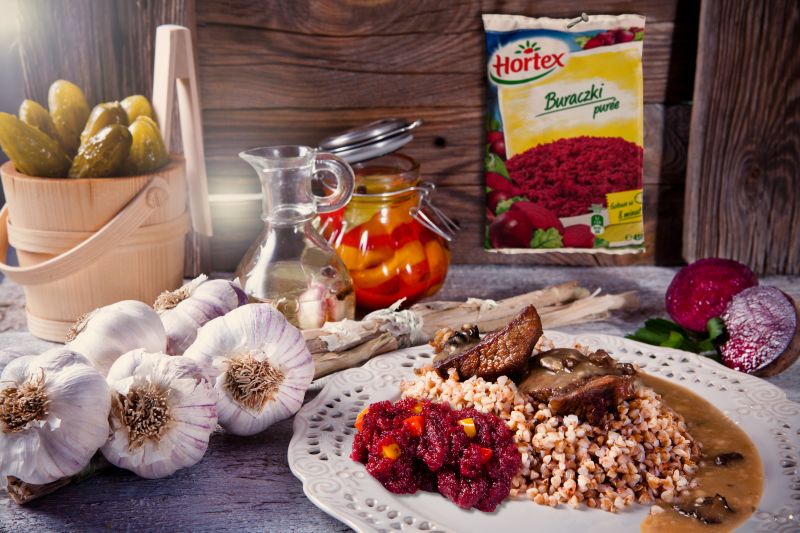 Wołowina w sosie grzybowym z kaszą i buraczkami  Wołowina w sosie grzybowym z kaszą i buraczkami