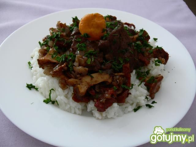 Wołowina z kurkami i suszonymi pomidoram