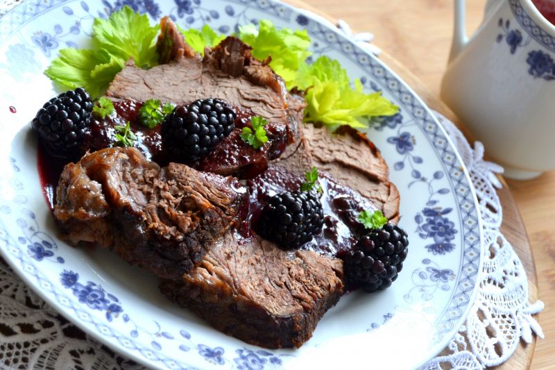 Wołowina z sosem jeżynowym Wołowina z sosem jeżynowym