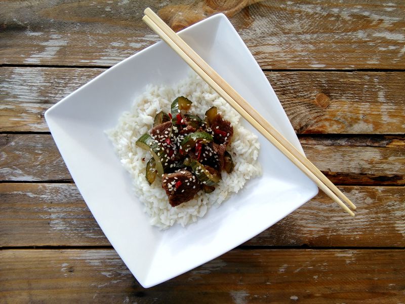 Wołowina z zielonym ogórkiem i chilli