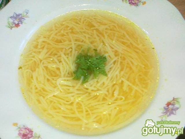 Wołowy rosół z lubczykiem Wołowy rosół z lubczykiem