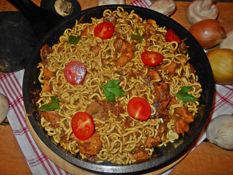 Wonton z czarną rzodkwią, kurczakiem i pieczarkami