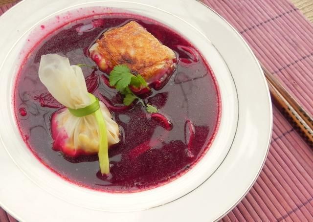 Wontony - pontony na jeziorze barszczu Wontony - pontony na jeziorze barszczu