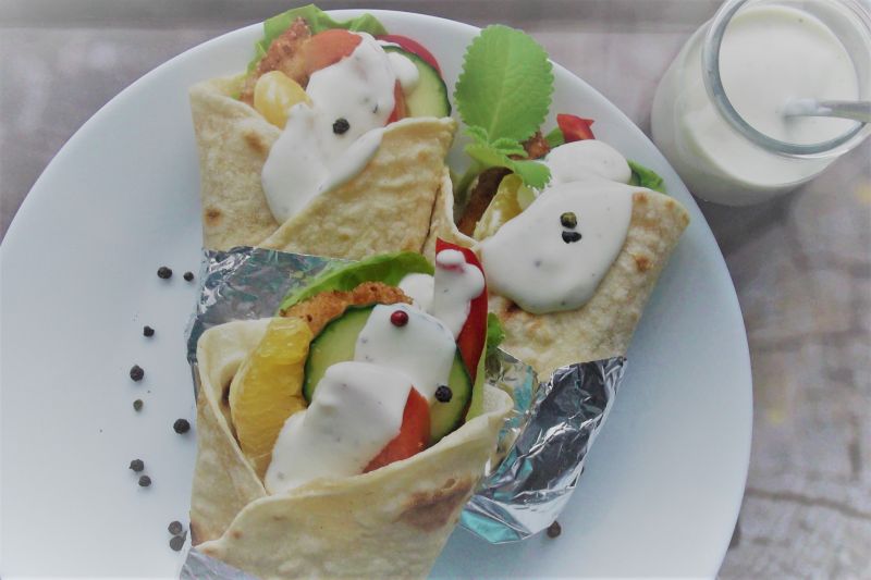 Wrap z kurczakiem i warzywami