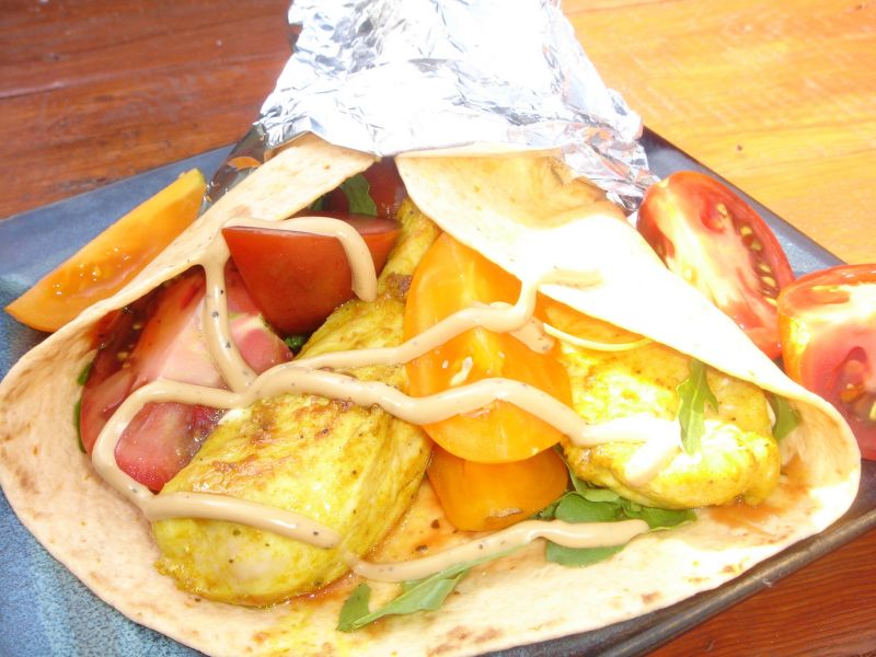 Wrapy z grillowanym kurczakiem curry i pomidorami