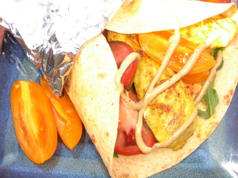 Wrapy z grillowanym kurczakiem curry i pomidorami