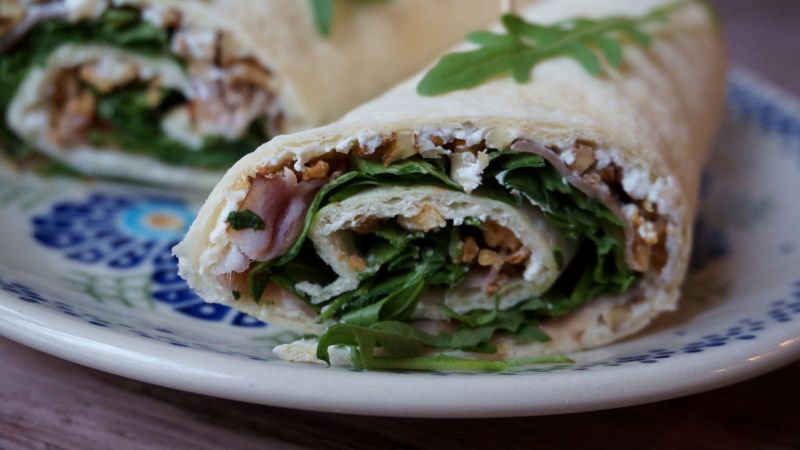 Wrapy z szynką parmeńską, orzechami i rukolą 