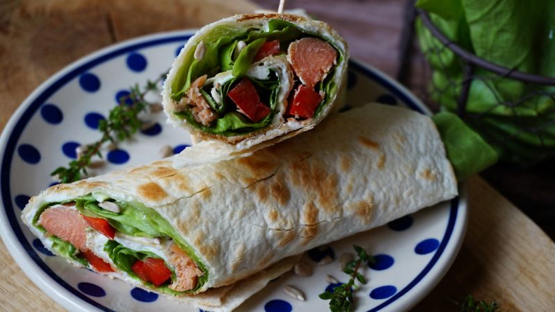 Wrapy z wędzonym pstrągiem i orzechami 