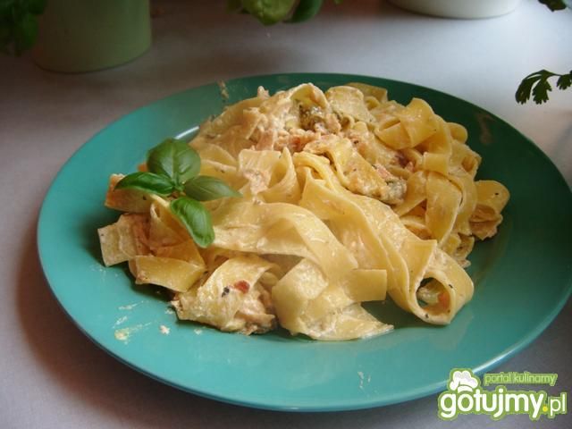 Wstążki (fettuccine) z łososiem