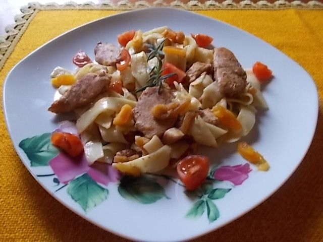 Wstążki  kurczakiem i morelami